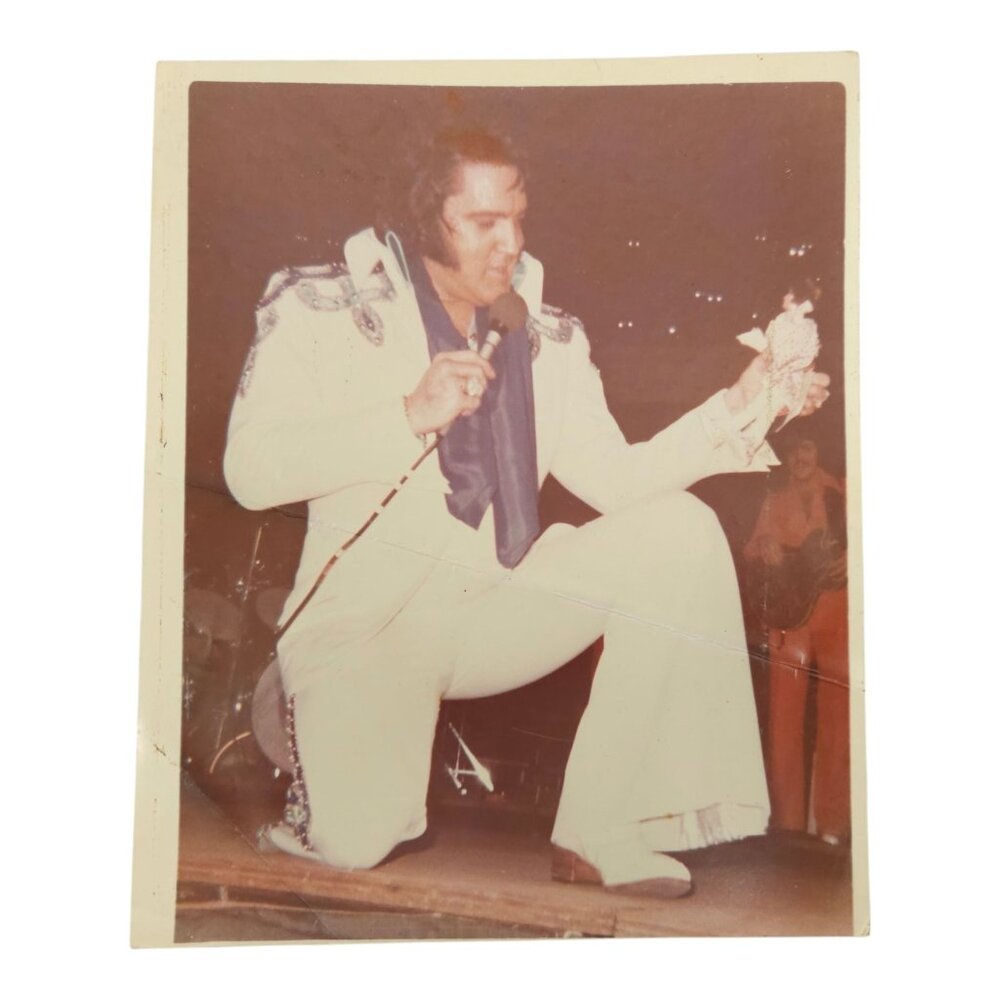 Elvis Presley 11x8.75 Photo 1970s Kneeling Action Figure Shoulder Ornaments Suit